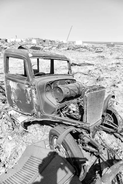 Ve staré vesnici rezavé antique auto a za tepla — Stock fotografie