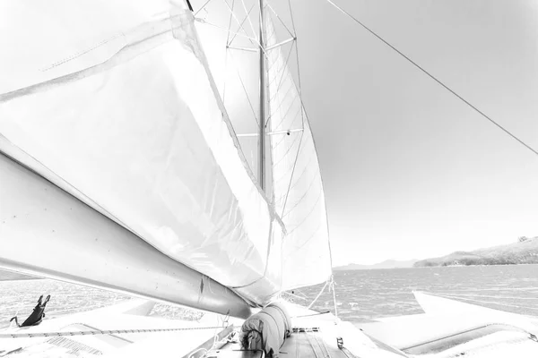 Das Konzept der Navigation und Windgeschwindigkeit beim Segeln — Stockfoto