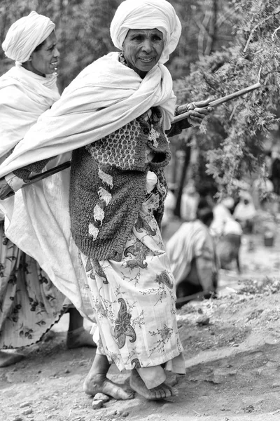 In lalibela äthiopien eine frau bei der feier — Stockfoto