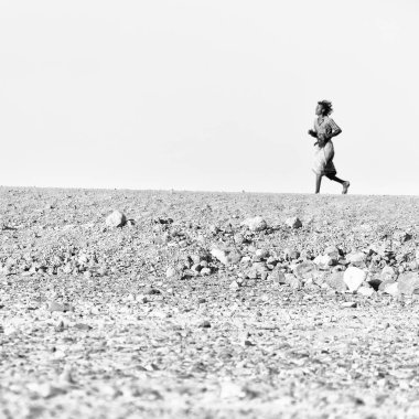  gökyüzüne danakil Etiyopya Afrika bir yürüyen adam 