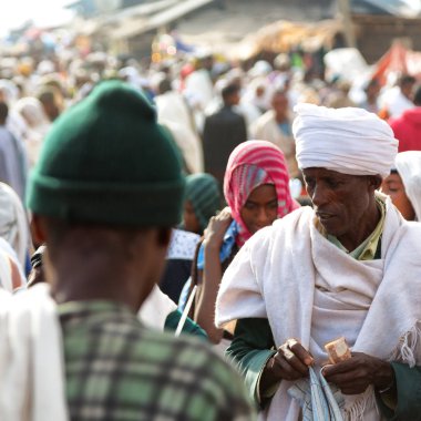 insanlar kutlama Lalibela Etiyopya kalabalıkta