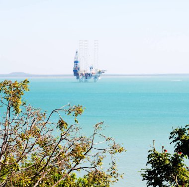  bir off shore platformu açık okyanusta