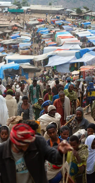 En lalibela ethiopia el mercado lleno de gente en la celebración — Foto de Stock