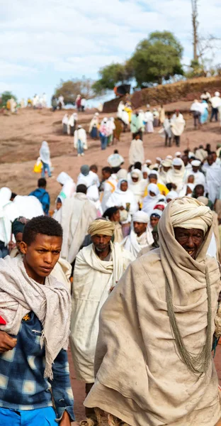 W lalibela Etiopii tłum ludzi w celebracji — Zdjęcie stockowe