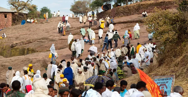 En lalibela ethiopia multitud de personas en la celebración — Foto de Stock