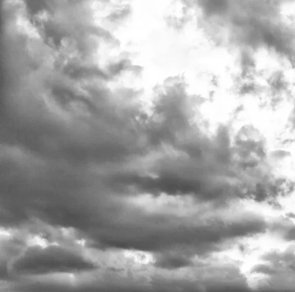 Na prázdnou oblohu a sluncem nízko cloud — Stock fotografie