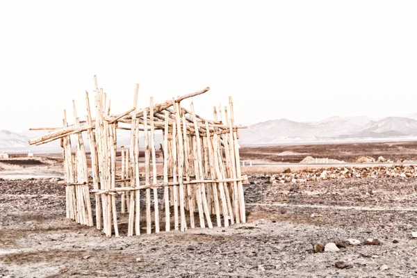 Na pustyni kamień dom biednych ludzi — Zdjęcie stockowe