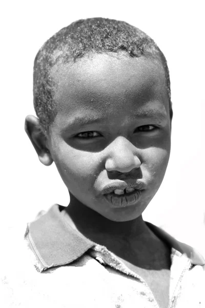 В Ефіопії Африки молодий хлопчик на ринку верблюдів — стокове фото