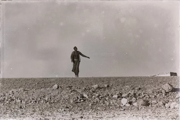 Il cielo in danakil etiopia africa un uomo che cammina — Foto Stock