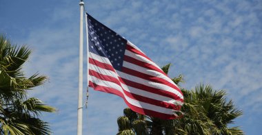   Usa 'da gökyüzünde dalgalanan bayrak