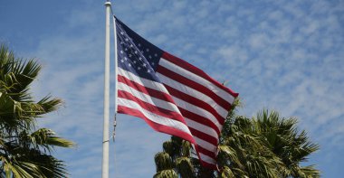   Usa 'da gökyüzünde dalgalanan bayrak