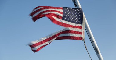   Usa 'da gökyüzünde dalgalanan bayrak