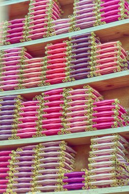 Pazarda bir sürü renkli raf var.