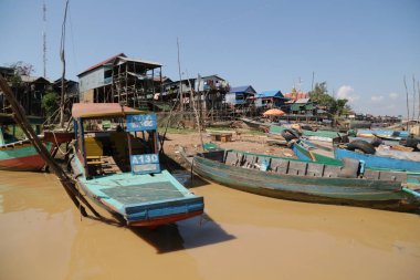   Nehirdeki tarihi yapı  