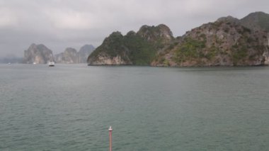 Yeşil dağlar arasındaki turistik teknelerin görüntüleri, Vietnam