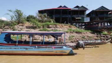Çamur nehri üzerindeki Asya köyünün manzaralı görüntüleri