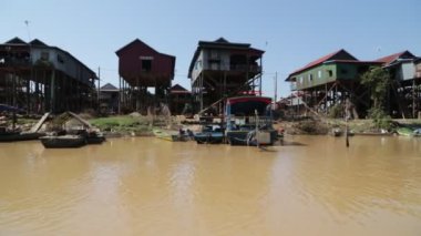 Çamur nehri üzerindeki Asya köyünün manzaralı görüntüleri