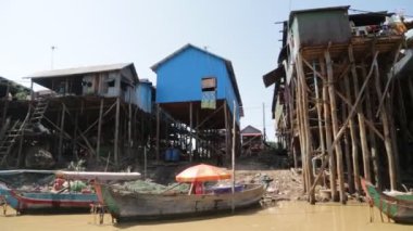 Çamur nehri üzerindeki Asya köyünün manzaralı görüntüleri