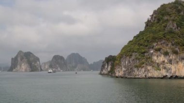 Yeşil dağlar arasındaki turistik teknelerin görüntüleri, Vietnam