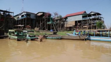 Çamur nehri üzerindeki Asya köyünün manzaralı görüntüleri