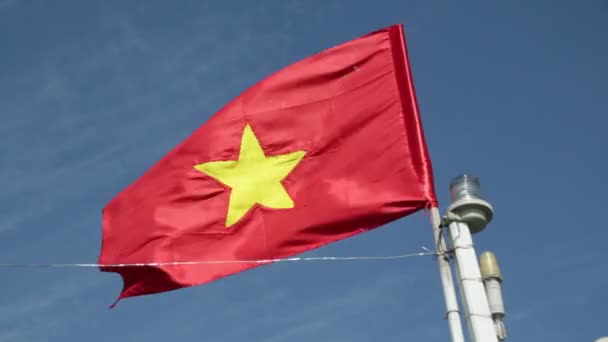 Närbild Skott Viftande Vietnam Flagga Blå Himmel Bakgrund — Stockvideo