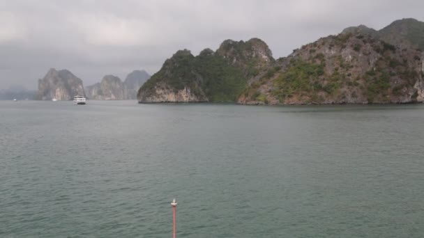 Filmagem Barcos Turísticos Entre Montanhas Verdes Vietnã — Vídeo de Stock