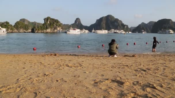 Yeşil Dağlar Arasındaki Turistik Teknelerin Görüntüleri Vietnam — Stok video