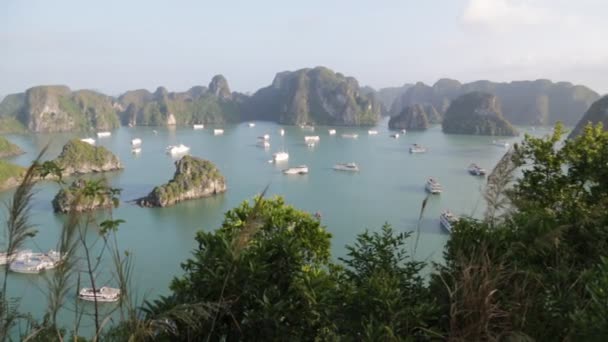 Filmagem Barcos Turísticos Entre Montanhas Verdes Vietnã — Vídeo de Stock