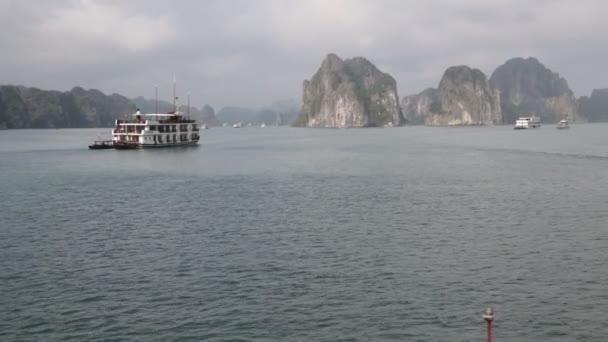 Filmagem Barcos Turísticos Entre Montanhas Verdes Vietnã — Vídeo de Stock