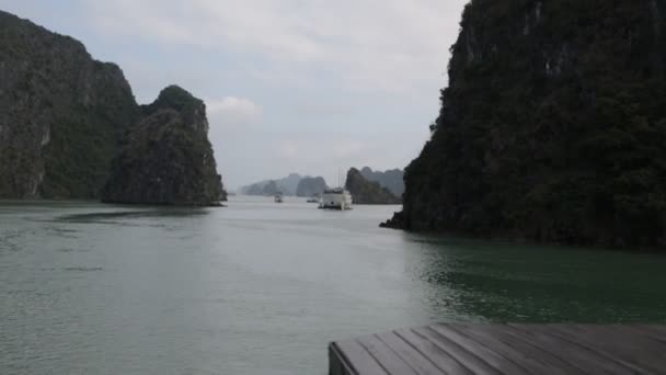 Záběry Turistických Lodí Mezi Zelenými Horami Vietnam — Stock video