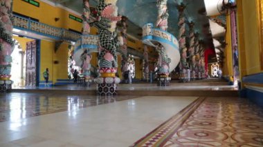 VİETNAM, VINH TRANG CİRCA 2020 - tapınağın yakınında kimliği belirsiz kişiler