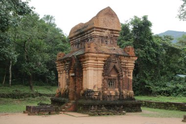 Cong nhan, Vietnam 'daki eski binalar ve tarihi yerler