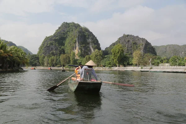 ベトナム Halong Bay Circa 2020年1月 ボートの未確認の人々 — ストック写真