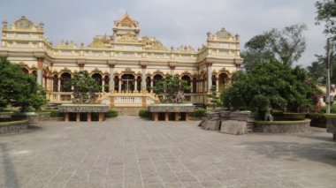 VİETNAM, VINH TRANG CİRCA 2020 - tapınağın yakınında kimliği belirsiz kişiler