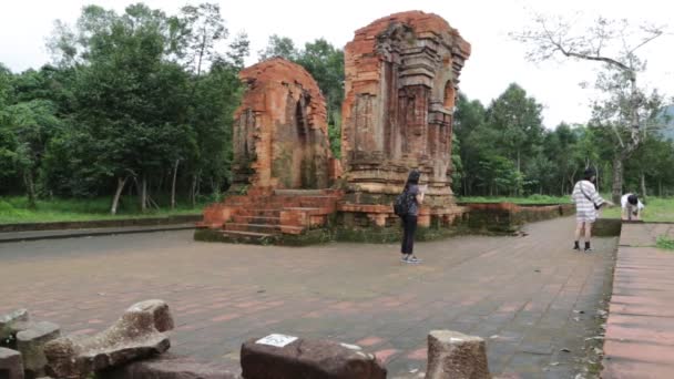 Cambodia Cong Nhan Circa December 2019 Oidentifierade Personer Nära Tempelruiner — Stockvideo