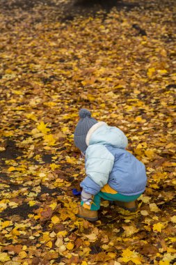 çocuk beyaz zemin üzerine