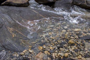 Beyaz arkaplanda taşlar