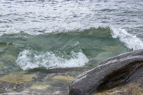 Rocky shore på den vita bakgrunden — Stockfoto