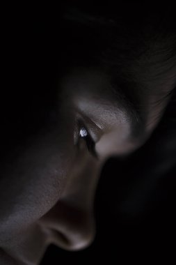 kız beyaz zemin üzerine