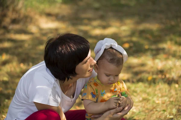 Woman with the baby in the park — Stock Photo, Image
