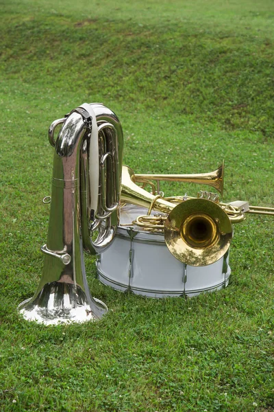 Muziekinstrumenten op de witte achtergrond — Stockfoto