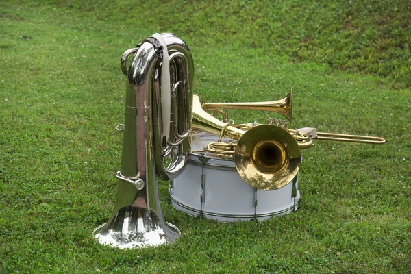 Beyaz arka planda müzik aletleri