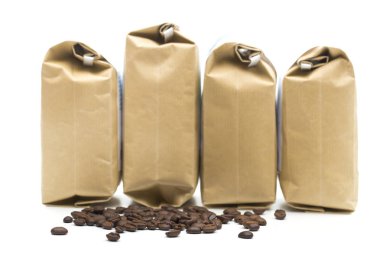 Beyaz arka planda kahve.