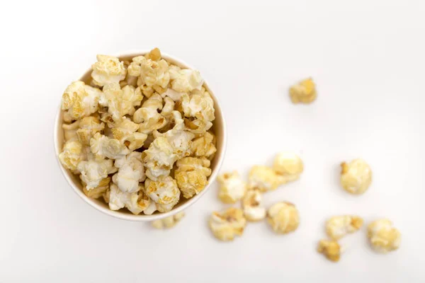 Popcorn på den vita bakgrunden — Stockfoto