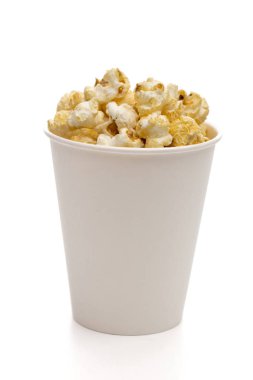 beyaz zemin üzerinde patlamış mısır