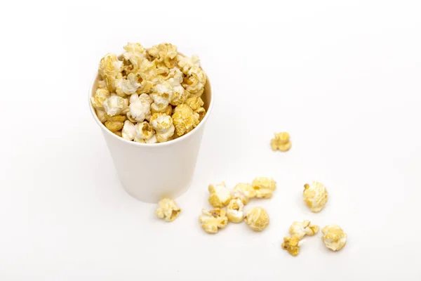 Popcorn på den vita bakgrunden — Stockfoto