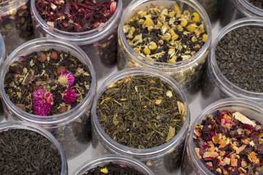 Beyaz arka plan üzerinde çay