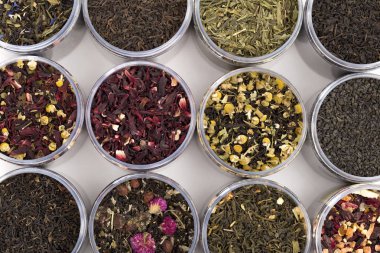 Beyaz arka plan üzerinde çay