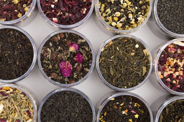 Beyaz arka plan üzerinde çay