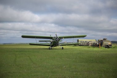 Uçak beyaz zemin üzerine
